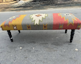 Ręcznie robiona indyjska ławka kilim, tapicerowane siedzisko z juty wełnianej, rustykalny podnóżek do salonu, etniczny akcent dekoracyjny, prezent na parapetówkę