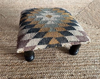 Banco de tocador vintage, banco de lana y yute, otomana, puf Kilim con patas, banco de entrada, mueble artesanal, taburete reposapiés, taburete cuadrado