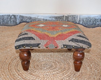 Taburete otomano Kilim hecho a mano, taburete tapizado estilo bohemio, reposapiés con patas de madera rústicas, taburete de decoración vintage para el hogar, puf otomano Kilim