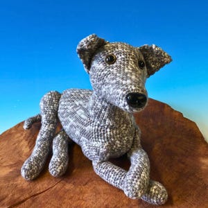 Windhund Galgo Amigurumi Häkelanleitung | Hund liegend häkeln | Anleitung für einen Greyhound |jennysideenreich | 5 Sprachen | PDF-Download