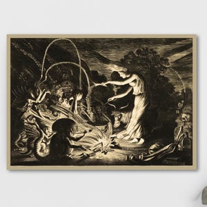Puede incluir: Una impresión enmarcada en tonos sepia que representa una escena fantástica. Una mujer con un vestido fluido está de pie cerca de un fuego, rodeada de figuras y criaturas. La obra de arte tiene una estética vintage detallada.