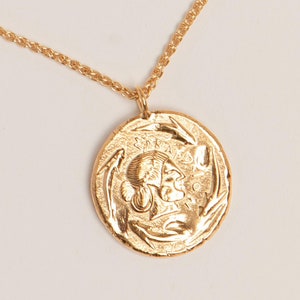 Collier pièce de monnaie, plaqué or 24 carats, médaillon Arethusa, carte Pamela, bijoux grecs, bijoux délicats, superposition de bijoux, déesse, cadeau d'anniversaire