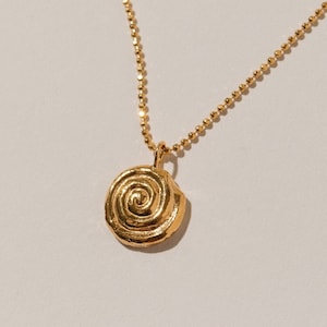 Spiralkette, 24K Vergoldet, Baia delle Favole, Medaillon, Pamela Karte, Swirl Anhänger, Layering Schmuck, Griechische Münze, Römische Münze, Geschenk