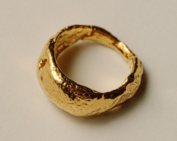 Anillo Gruta Oculta: Sello abovedado de oro vermeil de 24 quilates