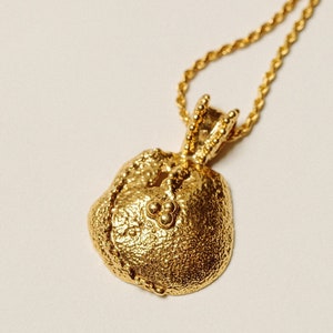 Ketting met oude munt, 24-karaats vergulde ketting, medaillon, Romeinse ketting, Griekse sieraden, Pamela Card, gelaagdheid ketting, verguld koor