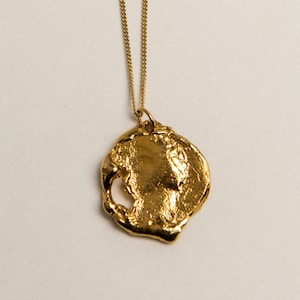 Collar con moneda de oro, recuerdo desvanecido, collares en capas, joyas antiguas, medallón, amuleto, joyas de cumpleaños, tarjeta Pamela, regalos de joyería