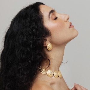 Pendientes Emoción Profunda, chapados en oro de 24 quilates, concha, joyería fundida, tarjeta Pamela, pendientes grandes, regalos para ella, pendientes con escudo