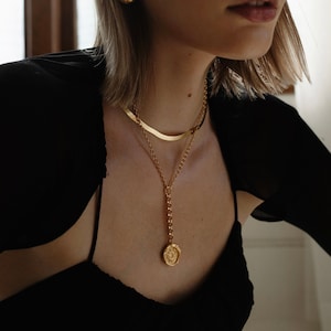Naszyjnik Bay of Silence Lariat, 24-karatowe złoto Vermeil, Karta Pameli, Biżuteria rzymska, Biżuteria starożytna, Medalion, Warstwy, Moneta, Prezenty urodzinowe