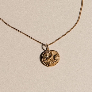 Collar Vuelo Celestial, chapado en oro de 24 quilates, collar con moneda, joyería griega, Pegaso, tarjeta Pamela, medallón, joyería antigua, regalos de cumpleaños
