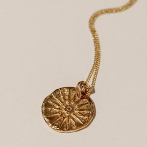Pièce soleil en or, plaqué or 24 carats, superposition de colliers, soleil indomptable, bijoux grecs, médaillon, cadeaux d'anniversaire, carte Pamela, étoile, solaire