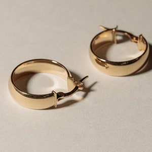 Aros de oro de 10 quilates, pendientes Longing Illusion, Huggies, aros para uso diario, pendientes minimalistas sencillos, regalo para ella, aros para bebé, regalos de cumpleaños