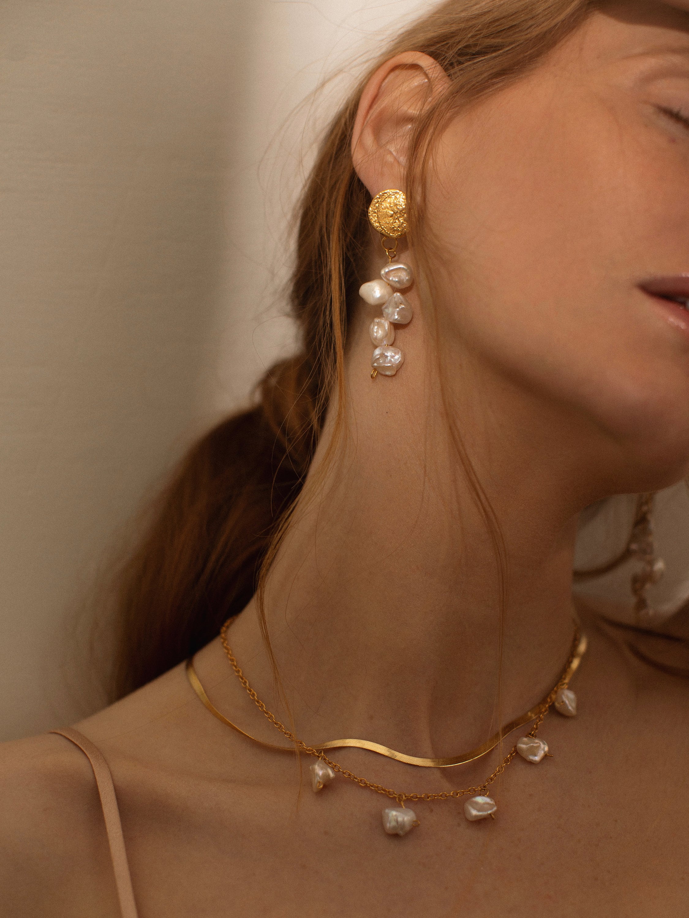 gold earrings reliquia keshi pearl necklace