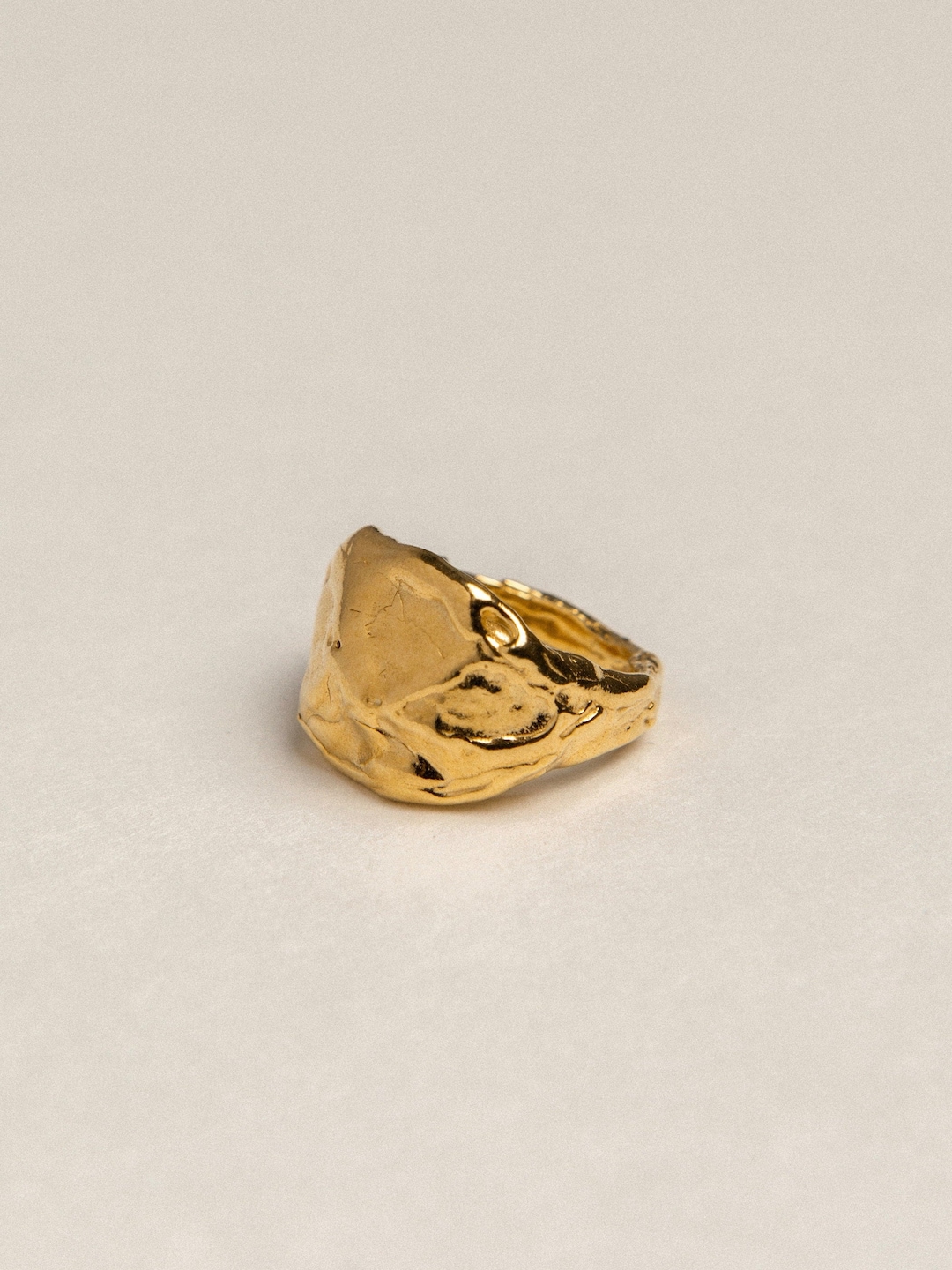 Anello con cornetto a cupola in oro 18 carati in vendita su