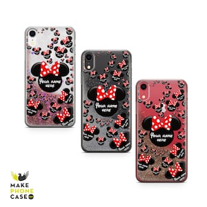 Puede incluir: Tres fundas para teléfono con el tema de Minnie Mouse. Cada funda presenta una cabeza de Minnie Mouse negra con un lazo rojo de lunares blancos, rodeada de lazos más pequeños. El texto "YOUR NAME HERE" se muestra en cada funda.