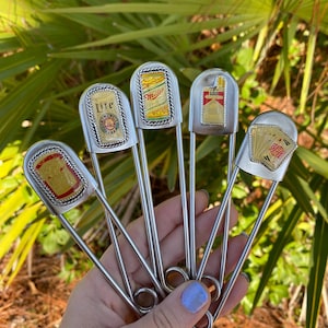 Vintage jumbo veiligheidsspeld bierpin - sterlingzilver en roestvrij staal, speelkaart, sigaret