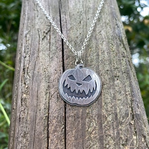 Collar de plata de ley con el rey calabaza
