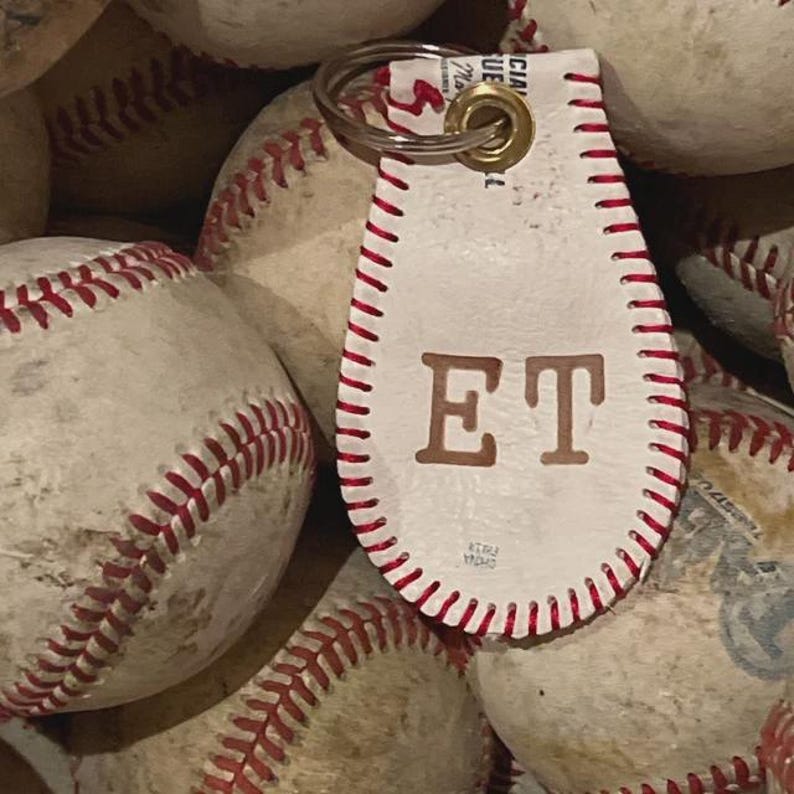 Porte-clés de baseball personnalisé fait main - Fabriqué à partir de balles de baseball professionnelles image 7