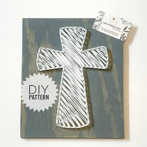 Könnte beinhalten: DIY String Art Muster für ein Kreuz auf einem grauen Holzgrund. Das Muster enthält den Text "DIY PATTERN".