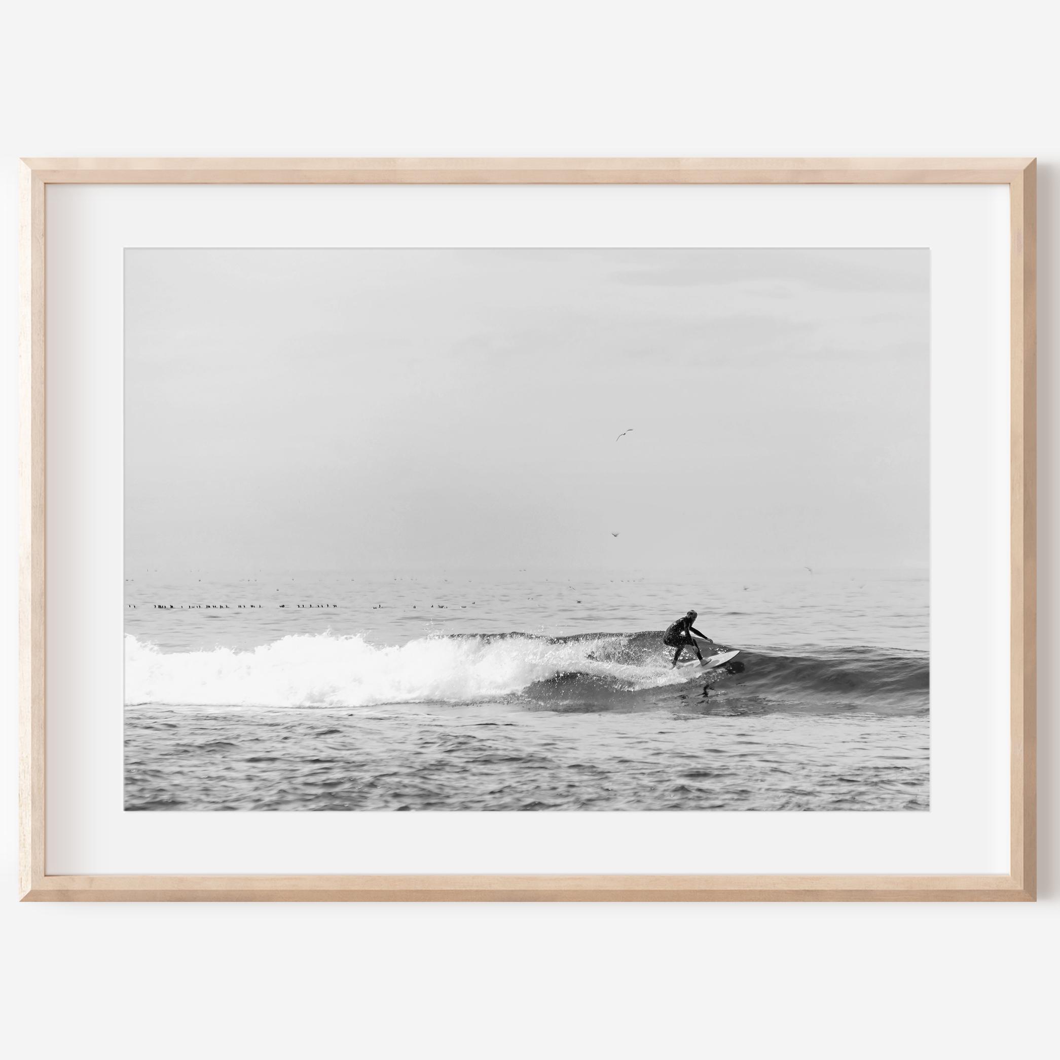 Schwarzweiß-Surfen Druck, Digitaler Download, Ozean Fotografie, Küsten Wandkunst, Strand Druck, Ozeanwellen Kunst, Ozeanwellen mit Surfer