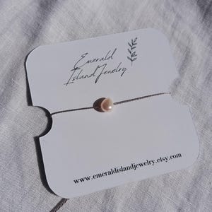 Sötvattenspärlhalsband. Strandhalsband. Flytande siden. Sidenhalsband, nätt pärla, sidenchoker, present, surfsmycken, indiechoker, snöre