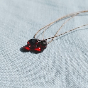 Collar de granate rojo intenso. Collar de piedras preciosas en forma de lágrima. Seda flotante. Collar de cordón de seda fina, delicado collar rojo tipo gargantilla. Regalo, piedra natal de enero.