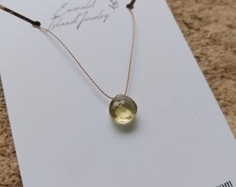Seidenkette mit Zitronenquarz, herzförmiges Briolette-Muster, schwebende Seide, Edelstein auf Seidenfaden, feine Seidenkordel, minimalistische Kette, Hochzeitskette