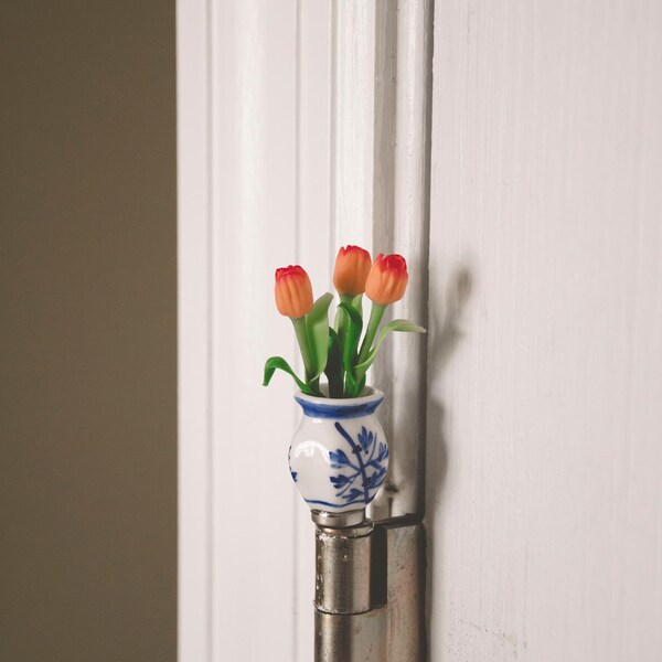 Vase of Tulips Hinge Topper