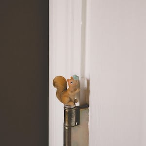 Squirrel Hinge Topper