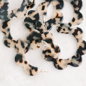 Blonde Tortoise Scalloped Hoops