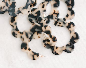 Blonde Tortoise Scalloped Hoops