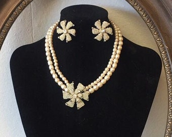 Miriam Haskell del 1920 del 1930 non firmato in finto vetro barocco perla strass girandola collana di fiori e orecchini set demi parure
