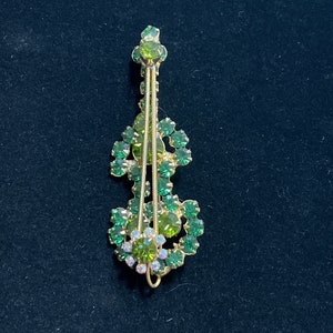 1960&#39;s Vintage Juliana D&E Violin Brooch Pin - green and AB Rhinestone Musical Instrument - Verified Unsigned Beauty!