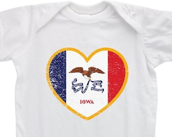 Bandera del corazón del estado de Iowa traje de bebé afligido