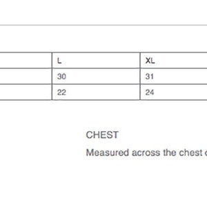 Puede incluir: Tabla de tallas que muestra la longitud del cuerpo en la espalda y las medidas del pecho en pulgadas para las tallas XS a 4XL.