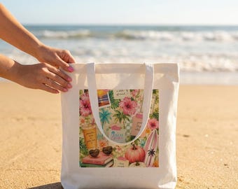 Puede incluir: Un bolso de tela color crema con un estampado de collage vibrante de elementos tropicales que incluyen flores de hibisco rosas, palmeras, una tabla de surf, una bebida, gafas de sol en forma de corazón, libros y el texto Palm Escape y a state of mind.