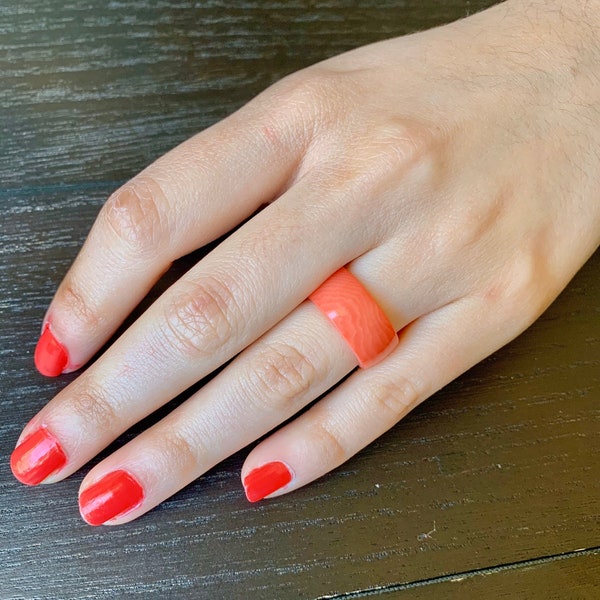 Bague saumon, bijoux tagua, bague simple sculptée à la main, 10 mm d'épaisseur, mariage automnal, tenue de plage, corail rose, bague unie pour femme