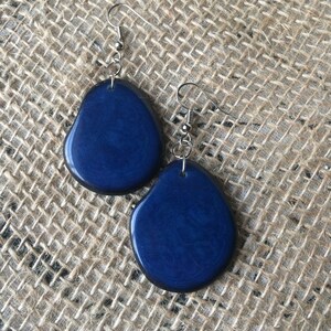 Pendientes de nuez de tagua azul grandes hechos a mano: gotas ligeras y llamativas