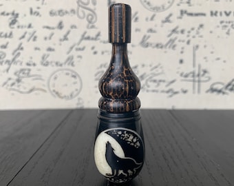 Pipa de bolsillo orgánica "Aullido de Lobo a la Luna" hecha a mano, nuez y madera de tagua