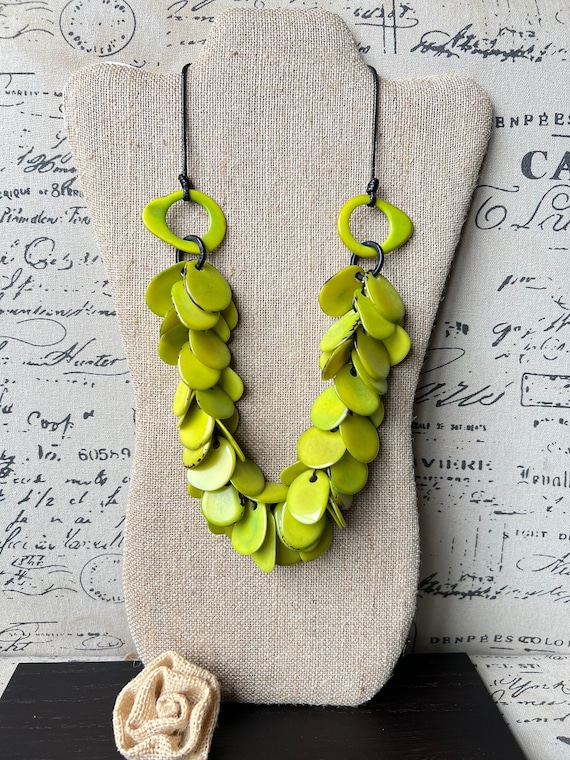 Collar verde para mujer Collar de tagua Collares artísticos Tendencias de  moda de primavera Collar llamativo para mujer grueso Moda de otoño 2025