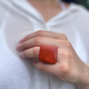 Handgjord terrakotta Tagua-nötring i statement-stil – Djärva cocktailsmycken