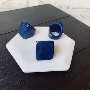Tagua-ring Marineblauwe ringen Ongewone cocktailringen Grote gewaagde ring Statement grote ringen Draagbare kunst Handgesneden ringen Dikke ringen Unisex