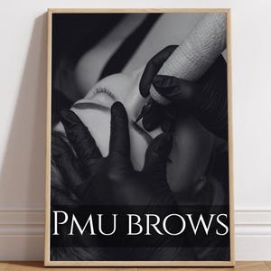 以下が含まれることがあります： PMU施術中の目と眉のクローズアップを写した白黒の額入りプリント。テキスト「PMU BROWS」は、画像の下部にある黒いバナーに白いフォントで表示されています。