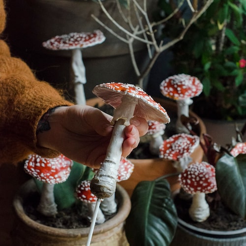 Kunstmatige realistische amanita-paddenstoelen op stokjes - voor tuindecoratie, terrariumaccessoires, herfstdecoratie plantenbak, bos in een pot