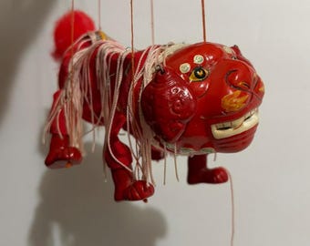 Vintage Chinese Lion Dance Marionette Puppet – Hand Carved Red Guardian Lion – Traditional String Puppet – Folk Theater Collectible