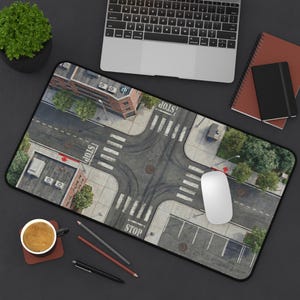 Tapete de mesa em escala 22" x 12" com mapa de cruzamento urbano, carrinho Hot Wheels Diecast, mouse pad em escala 1:64 com mapa de ruas urbanas.