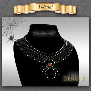 Könnte beinhalten: Eine schwarze Perlenkette mit einem goldenen Spinnenanhänger und einem roten Edelstein. Die Kette befindet sich auf einer schwarzen Samt-Mannequin-Büste. Der Text "Charlotte's Web" ist auf der Büste sichtbar. Der Hintergrund ist eine graue, strukturierte Oberfläche mit einem schwarzen Spinnennetz.