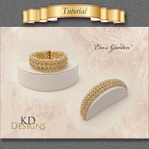 Puede incluir: Imagen de un tutorial que presenta dos pulseras de cuentas. Una es un círculo completo, la otra es un semicírculo. Ambas son doradas con cuentas verdes y blancas. Se muestra el texto "Eve's Garden", junto con "Tutorial" en una pancarta.