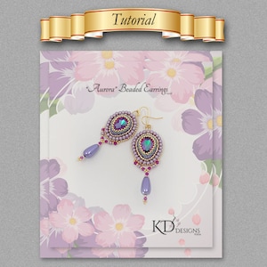 Op de afbeelding: Een paar paarse en gouden kralen oorbellen met een traanvormige hanger. De oorbellen zijn op een witte kaart met een bloemenontwerp en de tekst "Aurora Beaded Earrings".