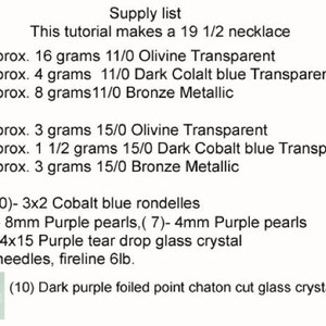 Puede incluir: Lista de suministros para un collar de 49,5 cm, incluyendo 16 gramos de cuentas transparentes de olivina 11/0, 4 gramos de cuentas transparentes de azul cobalto oscuro 11/0, 8 gramos de cuentas met&aacute;licas de bronce 11/0, 3 gramos de cuentas transparentes de olivina 15/0, 1,5 gramos de cuentas transparentes de azul cobalto oscuro 15/0, 3 gramos de cuentas met&aacute;licas de bronce 15/0, 150 rondeles de azul cobalto 3x2, 9 perlas moradas de 8 mm, 7 perlas moradas de 4 mm, 1 cristal de vidrio de l&aacute;grima morada 4x15, 2 agujas, fireline 6lb y 10 cristales de vidrio de chaton de punta con revestimiento morado oscuro.