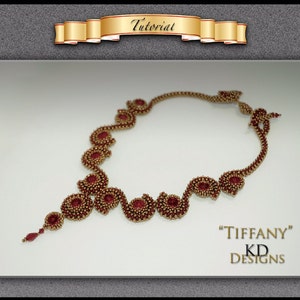 以下が含まれることがあります： ユニークなデザインのゴールドとボルドーのビーズネックレス。ネックレスの名前は「Tiffany」KD Designsです。